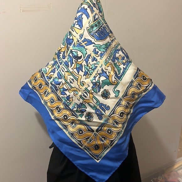 J.McLaughlin limited-edition silk scarf of Palm Beach fountain - Picture 7 of 9